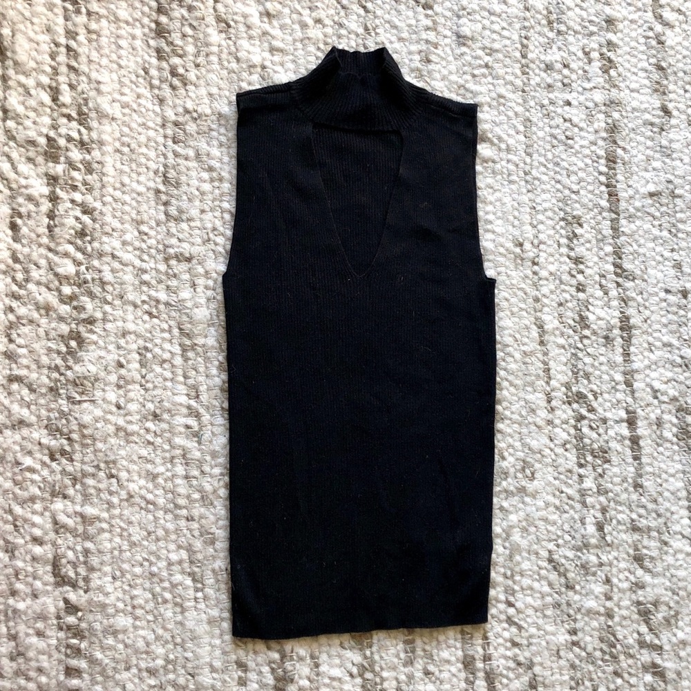 EXPRESS Ribbed Top with V Chocker - Picture 2 of 5